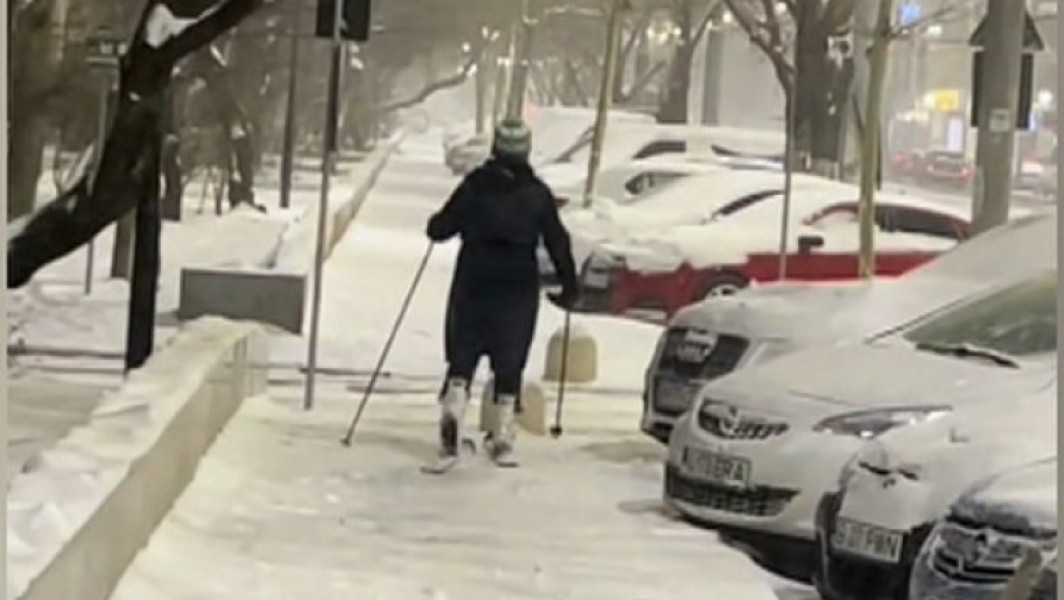 O femeie a schiat pe străzile din Berceni, iar momentul a devenit viral