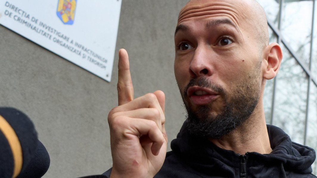 Andrew Tate, în fața poliției, protestează împotriva restricțiilor de călătorie