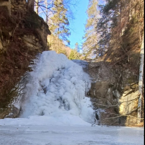 Cascada Casoca din comuna Siriu, atracție turistică înghețată