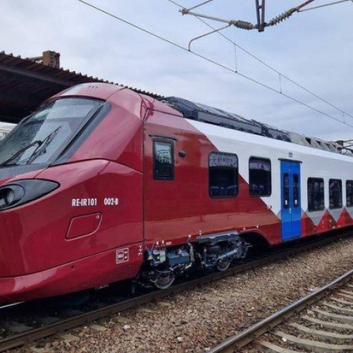 Tren atacat cu pietre pe ruta Brașov - București Nord