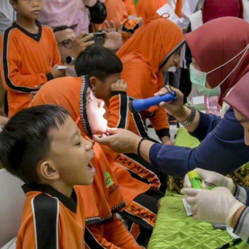 Sute de persoane cu intoxicaţii alimentare, în Indonezia, după ce au luat prânzul la școală