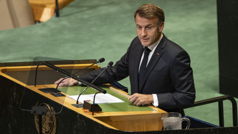 Emmanuel Macron respinge demisia în fața crizei guvernamentale din Franța